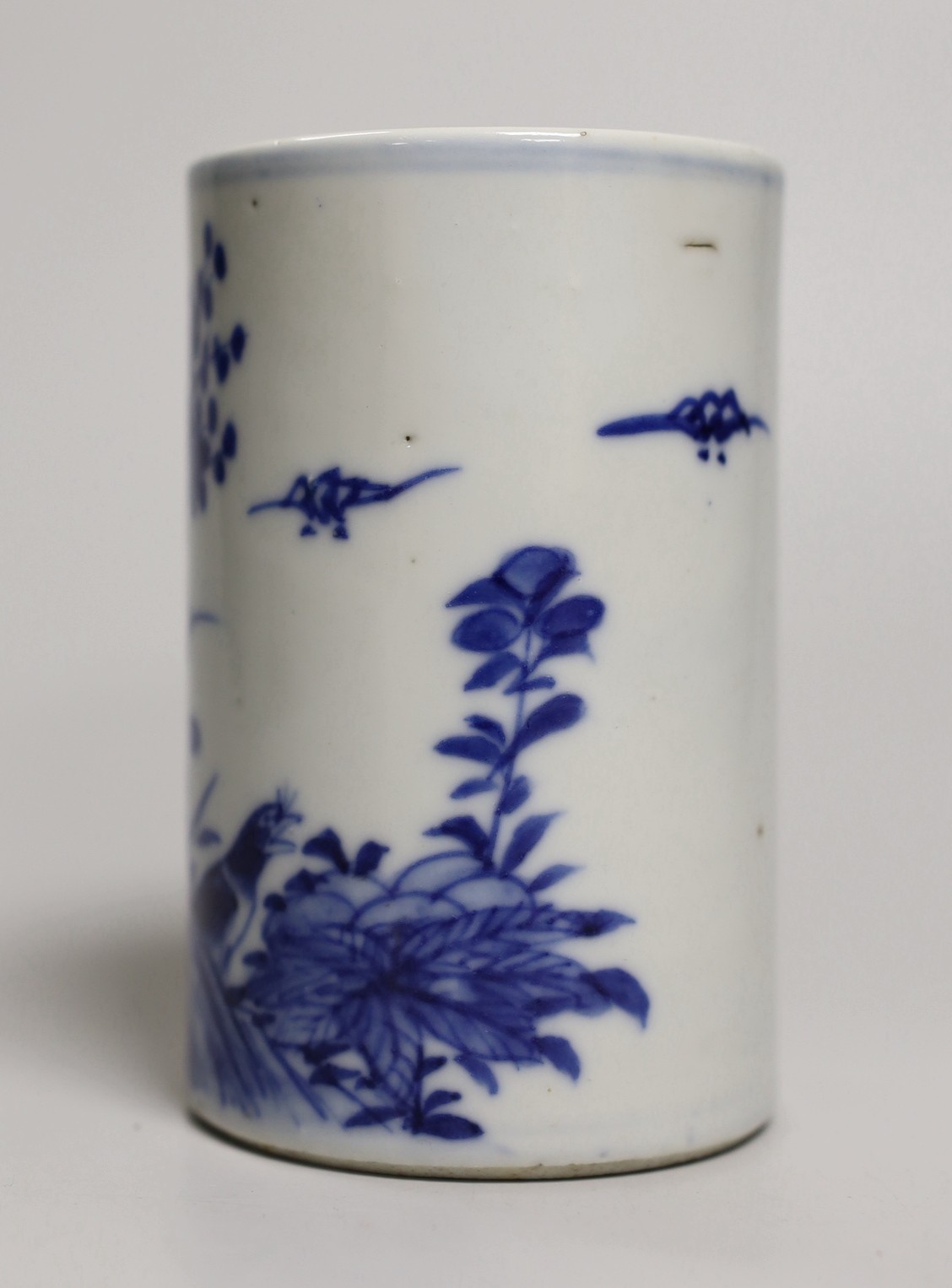 A late 19th/early 20th century Chinese blue and white brushpot, 11.5cm